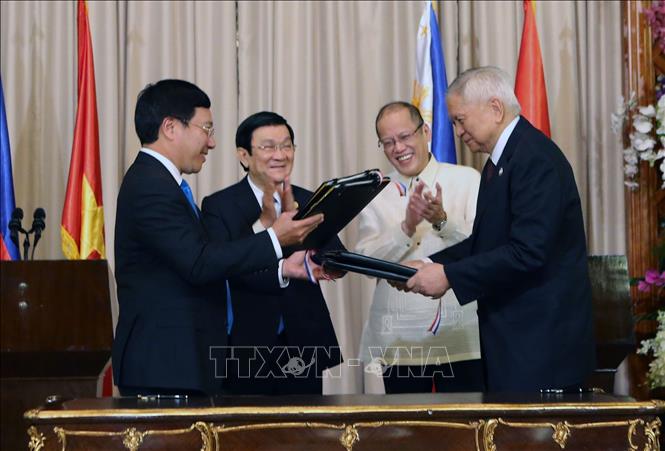 Ngoài mối quan hệ đặc biệt với Lào và Campuchia, từ khi gia nhập ASEAN đến nay, Việt Nam đã xác lập quan hệ Đối tác chiến lược với 5 nước (gồm Indonesia, Thái Lan, Singapore, Malaysia, Philippines) và Đối tác toàn diện với 2 nước (gồm Myanmar, Brunei). Trong ảnh: Chủ tịch nước Trương Tấn Sang và Tổng thống Benigno Aquino III chứng kiến Lễ ký thoả thuận thiết lập quan hệ Đối tác Chiến lược giữa Việt Nam và Philippines, ngày 17/11/2015, tại thủ đô Manila, trong chuyến thăm Philippines từ ngày 17-19/11/2015. Ảnh: Nguyễn Khang – TTXVN