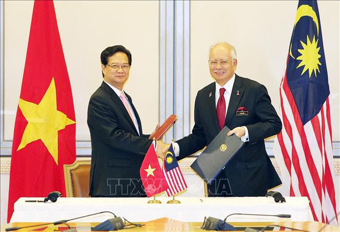 Ngoài mối quan hệ đặc biệt với Lào và Campuchia, từ khi gia nhập ASEAN đến nay, Việt Nam đã xác lập quan hệ Đối tác chiến lược với 5 nước (gồm Indonesia, Thái Lan, Singapore, Malaysia, Philippines) và Đối tác toàn diện với 2 nước (gồm Myanmar, Brunei). Trong ảnh: Trong chuyến thăm chính thức Malaysia từ ngày 7 - 8/8/2015, Thủ tướng Nguyễn Tấn Dũng và Thủ tướng Najib Rajak đã chính thức ký Tuyên bố về nâng cấp quan hệ hai nước thành Đối tác chiến lược. Ảnh: Đức Tám – TTXVN
