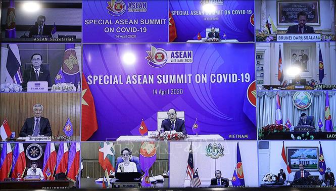 Với vai trò Chủ tịch ASEAN và với tinh thần của chủ đề ASEAN 2020 là “Gắn kết và chủ động thích ứng”, Việt Nam đã tích cực, chủ động dẫn dắt và điều phối các nỗ lực chung của ASEAN và hợp tác với các Đối tác nhằm kiểm soát, ngăn chặn sự lây lan và giảm thiểu tác động kinh tế-xã hội của dịch bệnh COVID-19. Trong ảnh: Thủ tướng Nguyễn Xuân Phúc, Chủ tịch ASEAN 2020 chủ trì Hội nghị trực tuyến Cấp cao đặc biệt ASEAN về ứng phó dịch bệnh COVID-19, sáng 14/4/2020, tại Hà Nội. Ảnh: Thống Nhất – TTXVN