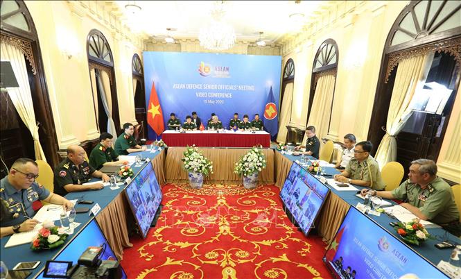 Trong ảnh: Hội nghị trực tuyến Quan chức Quốc phòng cấp cao ASEAN (ADSOM) diễn ra sáng 15/5/2020 tại Hà Nội. Thượng tướng Nguyễn Chí Vịnh, Thứ trưởng Bộ Quốc phòng, Trưởng ADSOM Việt Nam chủ trì hội nghị. Hội nghị nghe báo cáo về ứng phó của ASEAN với dịch bệnh COVID-19 và các nội dung về hợp tác Quốc phòng ASEAN trong ứng phó với COVID-19; chia sẻ quan điểm về môi trường an ninh khu vực và quốc tế trong bối cảnh dịch bệnh. Ảnh: Dương Giang - TTXVN