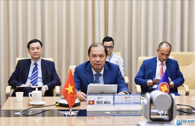 Trong ảnh: Ngày 4/6/2020, phát biểu chính tại Phiên thảo luận Đối thoại cao cấp về Tăng cường tính tương hỗ giữa Tầm nhìn Cộng đồng ASEAN 2025 và Chương trình nghị sự của Liên hợp quốc (LHQ) về Phát triển bền vững 2030 lần thứ 4 được tổ chức trực tuyến, Thứ trưởng Nguyễn Quốc Dũng, Trưởng SOM ASEAN Việt Nam khẳng định, trong vai trò Chủ tịch ASEAN 2020 và Uỷ viên không thường trực của Hội đồng Bảo an LHQ nhiệm kỳ 2020-2021, Việt Nam sẽ tiếp tục thúc đẩy hợp tác phát triển bền vững phù hợp với mục tiêu xây dựng một ASEAN gắn kết và chủ động thích ứng, hướng tới hiện thực hoá Tầm nhìn ASEAN 2025. Ảnh: TTXVN