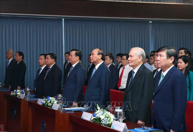 Trong ảnh: Thủ tướng Nguyễn Xuân Phúc và các đại biểu thực hiện nghi thức chào cờ. Ảnh: Thống Nhất – TTXVN
