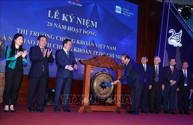 Trong ảnh: Thủ tướng Nguyễn Xuân Phúc thực hiện nghi thức đánh cồng khai trương phiên giao dịch chứng khoán. Ảnh: Thống Nhất – TTXVN
