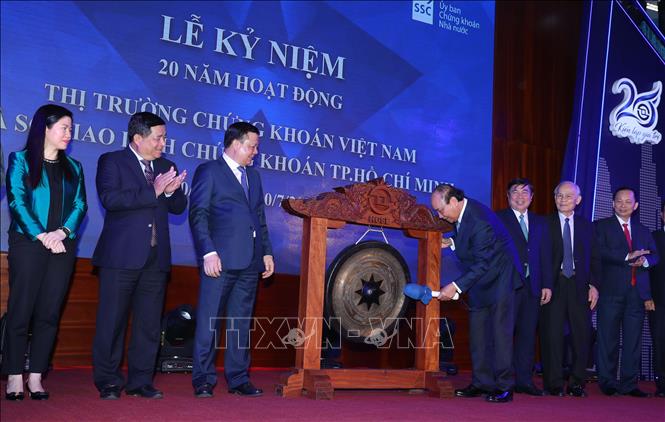 Trong ảnh: Thủ tướng Nguyễn Xuân Phúc thực hiện nghi thức đánh cồng khai trương phiên giao dịch chứng khoán. Ảnh: Thống Nhất – TTXVN
