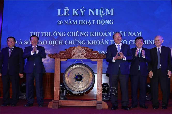 Trong ảnh: Thủ tướng Nguyễn Xuân Phúc thực hiện nghi thức đánh cồng khai trương phiên giao dịch chứng khoán. Ảnh: Thống Nhất – TTXVN