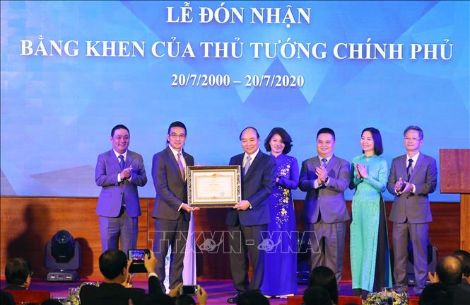 Trong ảnh: Thủ tướng Nguyễn Xuân Phúc tặng Bằng khen của Thủ tướng Chính phủ cho Sở giao dịch chứng khoán Thành phố Hồ Chí Minh. Ảnh: Thống Nhất – TTXVN
