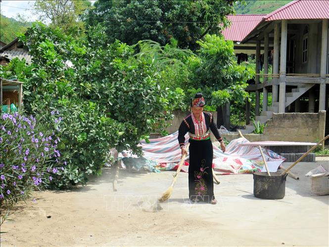 Trong ảnh: Người dân bản Huổi Nhương, xã Chiềng Khương, huyện Sông Mã vệ sinh môi trường xung quanh khu vực nhà ở. Ảnh: Hữu Quyết - TTXVN