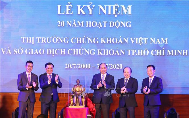 Trong ảnh: Thủ tướng Nguyễn Xuân Phúc tặng bức tượng Chủ tịch Hồ Chí Minh cho Sở giao dịch chứng khoán Thành phố Hồ Chí Minh. Ảnh: Thống Nhất – TTXVN

