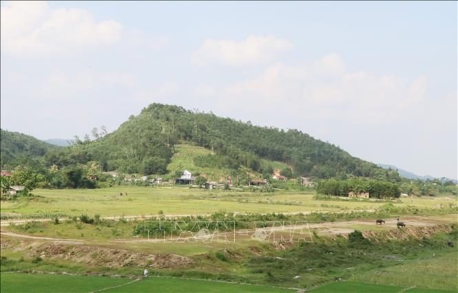 Trong ảnh: Một đoạn đường trục nối ĐT 261 đến khu vực đền Gàn thi công dở dang nhiều năm nay. Ảnh: Hoàng Nguyên - TTXVN