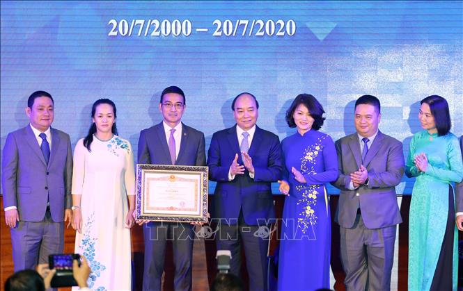 Trong ảnh: Thủ tướng Nguyễn Xuân Phúc trao Bằng khen của Thủ tướng Chính phủ cho Sở giao dịch chứng khoán Thành phố Hồ Chí Minh. Ảnh: Thống Nhất – TTXVN
