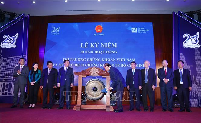Trong ảnh: Thủ tướng Nguyễn Xuân Phúc thực hiện nghi thức đánh cồng khai trương phiên giao dịch. Ảnh: Thống Nhất – TTXVN
