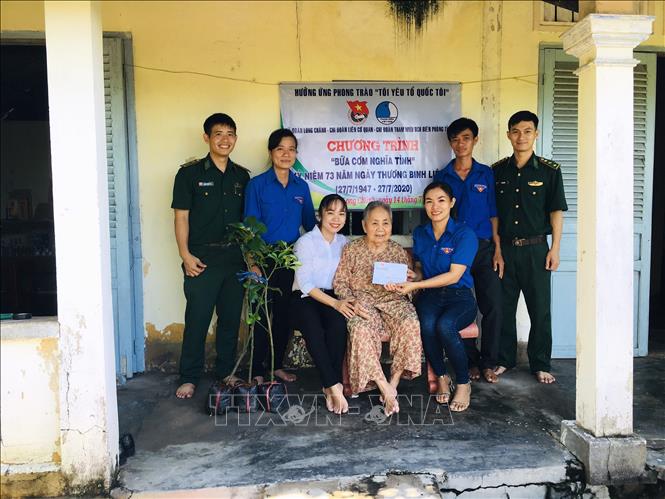Trong ảnh: Đoàn viên, thanh niên thăm hỏi, tặng quà Bà mẹ Việt Nam Anh hùng Phan Thị Tố ở xã Long Chánh, thị xã Gò Công. Ảnh: Hữu Chí-TTXVN