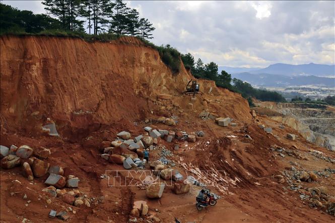 Trong ảnh: Một khoảnh núi cao khoảng 10 mét, dài 25 mét bị tác động “biến” thành đường phục vụ khai thác khoáng sản. Ảnh: Đặng Tuấn – TTXVN 

