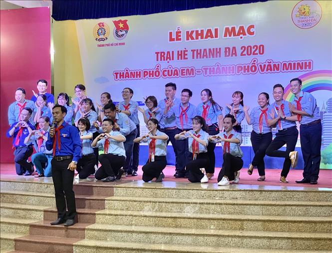Trong ảnh: Một tiết mục văn nghệ do các thầy cô quản trại biểu diễn tại Lễ khai mạc. Ảnh: Hồng Giang - TTXVN.