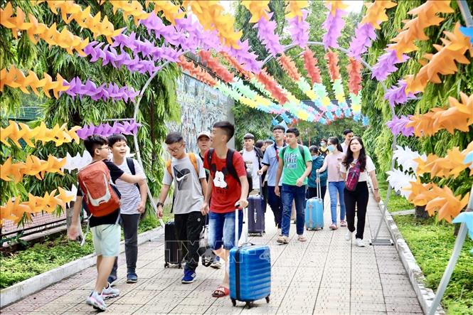 Trong ảnh: Các em học sinh đến với Trại hè Thanh Đa. Ảnh: Hồng Giang - TTXVN.