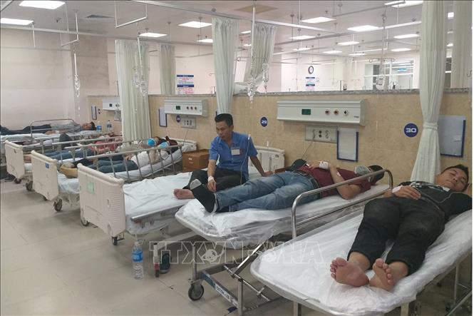 Trong ảnh: Các công nhân mắc các triệu chứng nghi ngộ độc thực phẩm đang được điều trị tích cực tại Bệnh viện đa khoa Đồng Nai. Ảnh: Lê Xuân -TTXVN