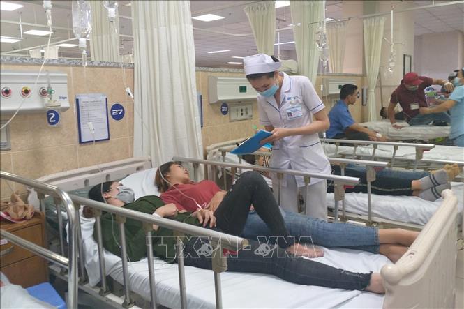 Trong ảnh: Các công nhân mắc các triệu chứng nghi ngộ độc thực phẩm đang được điều trị tích cực tại Bệnh viện đa khoa Đồng Nai. Ảnh: Lê Xuân-TTXVN