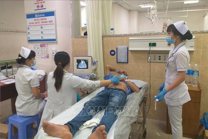 Trong ảnh: Các công nhân mắc các triệu chứng nghi ngộ độc thực phẩm đang được điều trị tích cực tại Bệnh viện đa khoa Đồng Nai. Ảnh: Lê Xuân-TTXVN
