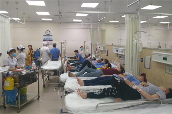 Trong ảnh: Các công nhân mắc các triệu chứng nghi ngộ độc thực phẩm đang được điều trị tích cực tại Bệnh viện đa khoa Đồng Nai. Ảnh: Lê Xuân-TTXVN