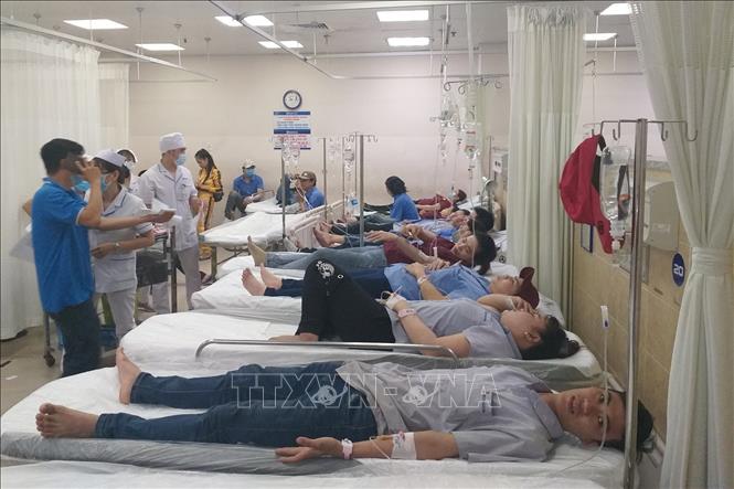 Trong ảnh: Các công nhân mắc các triệu chứng nghi ngộ độc thực phẩm đang được điều trị tích cực tại Bệnh viện đa khoa Đồng Nai. Ảnh: Lê Xuân-TTXVN