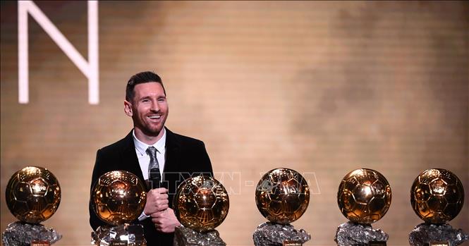Trong ảnh (tư liệu): Cầu thủ người Argentina Lionel Messi của câu lạc bộ Barcelona được trao tặng danh hiệu Quả bóng Vàng tại lễ trao giải ở Paris, Pháp ngày 2/12/2019. Ảnh: AFP/TTXVN