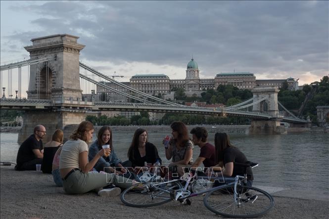 Trong ảnh: Người dân thư giãn bên bờ sông Danube ở Budapest, Hungary ngày 14/7/2020. Ảnh: THX/TTXVN