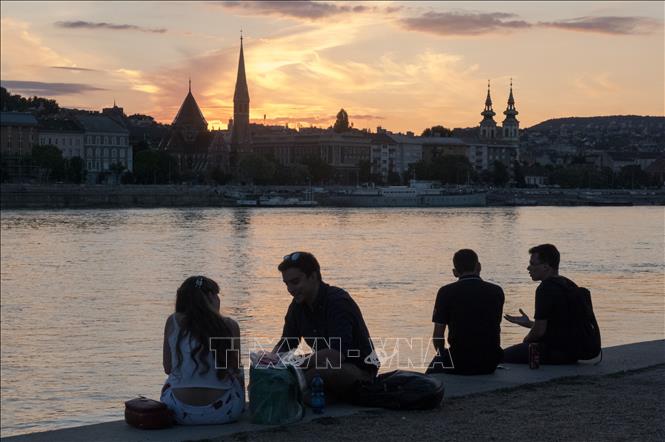 Trong ảnh: Người dân thư giãn bên bờ sông Danube ở Budapest, Hungary ngày 14/7/2020. Ảnh: THX/TTXVN