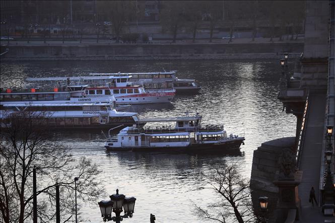 Trong ảnh: Tàu du lịch trên sông Danube ở Budapest, Hungary ngày 3/4/2020. Ảnh: AFP/TTXVN