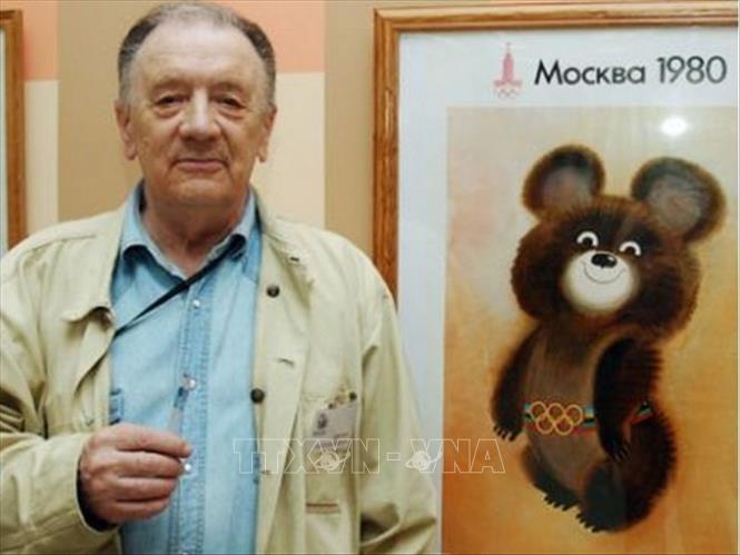 Trong ảnh: Họa sĩ Viktor Chizhikov chụp ảnh lưu niệm bên cạnh bức tranh gấu Misha - linh vật của Olympic Moskva 1980. Ảnh: The Saxon/TTXVN