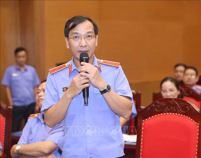 Trong ảnh: Đồng chí Hồ Đức Anh, Kiểm sát viên Viện Kiểm sát nhân dân tối cao, Vụ trưởng Vụ 7  trả lời các câu hỏi của phóng viên. Ảnh: Doãn Tấn – TTXVN