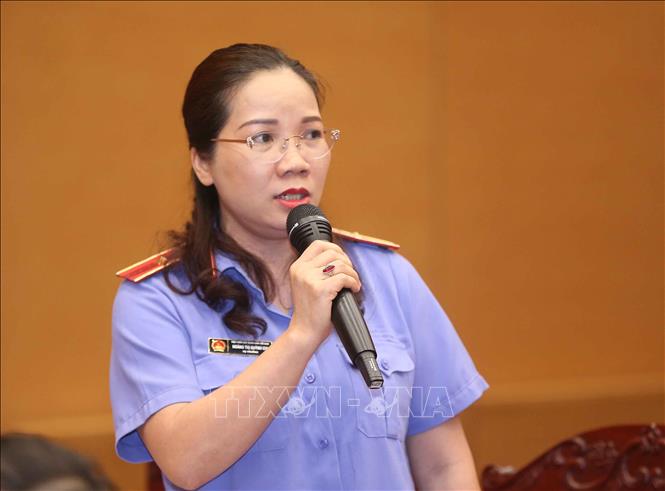 Trong ảnh: Đồng chí Hoàng Thị Quỳnh Chi, Kiểm sát viên Viện Kiểm sát nhân dân tối cao, Vụ trưởng Vụ 14 trả lời các câu hỏi của phóng viên. Ảnh: Doãn Tấn – TTXVN
