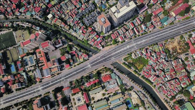 Trong ảnh: Đường vành đai 2 trên cao đoạn Ngã Tư Vọng - Ngã Tư Sở nằm giữa tuyến đường Trường Chinh. Ảnh: Thành Đạt - TTXVN