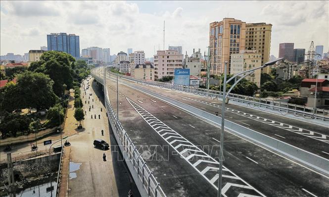 Trong ảnh: Công tác sơn vạch kẻ đường, biển báo đang được hoàn thiện. Ảnh: Thành Đạt - TTXVN