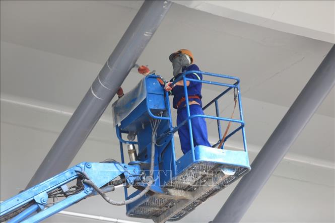 Trong ảnh: Công nhân đang hoàn thiện những công đoạn cuối chuẩn bị cho ngày thông xe. Ảnh: Thành Đạt - TTXVN 