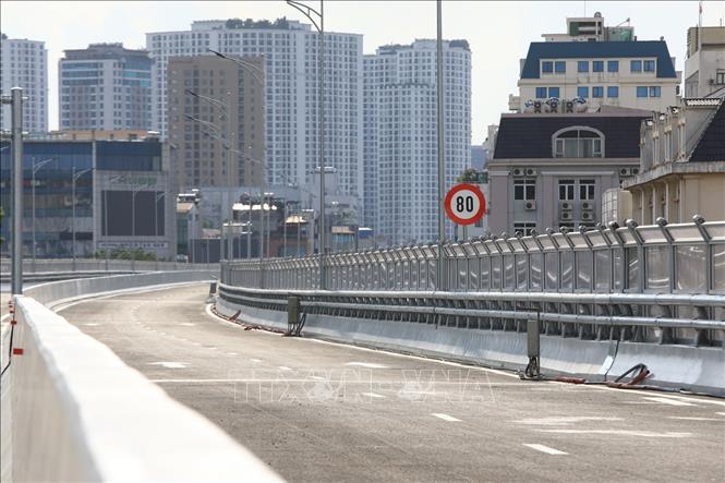 Trong ảnh: Lối lên ở khu vực Ngã Tư Sở, các xe được phép chạy với vận tốc 80 km/h. Ảnh: Thành Đạt - TTXVN
