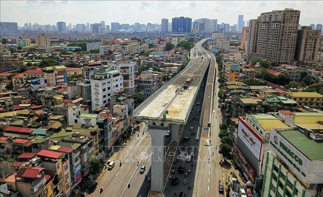 Trong ảnh: Phần đường trên cao tạm dừng lại tại điểm đầu đường Trường Chinh, nơi giao cắt với đường Giải Phóng. Ảnh: Thành Đạt - TTXVN