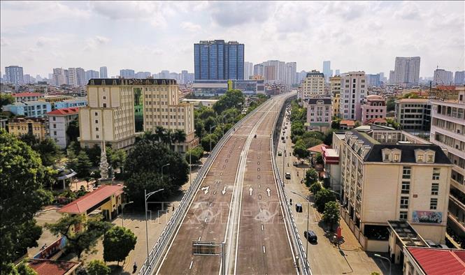 Trong ảnh: Đường vành đai 2 đoạn từ Ngã Tư Sở đến Ngã Tư Vọng (Hà Nội) đang trong giai đoạn hoàn thiện chuẩn bị cho lễ thông xe trong thời gian tới. Ảnh: Thành Đạt - TTXVN