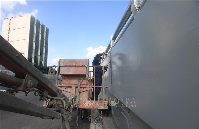 Trong ảnh: Công nhân hoàn thiện những công đoạn cuối chuẩn bị cho ngày thông xe. Ảnh: Thành Đạt - TTXVN