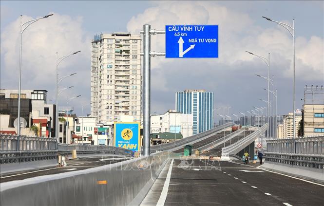 Trong ảnh: Biển báo, sơn kẻ đường, lan can hộ làn đang được các đơn vị hoàn thiện. Ảnh: Thành Đạt - TTXVN
