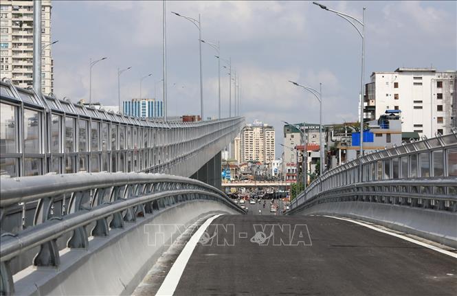 Trong ảnh: Đường vành đai 2 trên cao đoạn qua đường Trường Chinh có chiều dài khoảng 2km, nối Ngã Tư Vọng với Ngã Tư Sở, đã cơ bản được hoàn thiện. Ảnh: Thành Đạt - TTXVN
