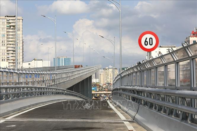 Trong ảnh: Lối xuống ở khu vực Ngã Tư Vọng, các xe chỉ được phép chạy với vận tốc dưới 60 km/h. Ảnh: Thành Đạt - TTXVN