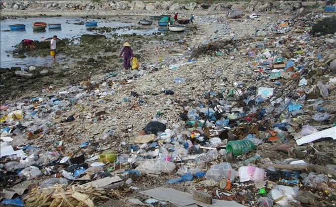 Trong ảnh: Rác thải ở khu vực bến cá Mỹ Tân (huyện Ninh Hải, Ninh Thuận). Ảnh: Nguyễn Thành – TTXVN                          
