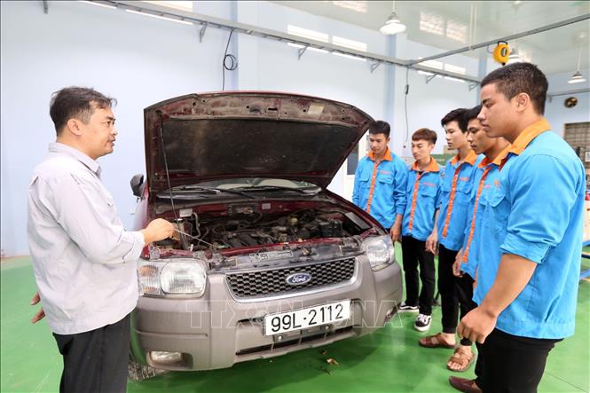 Trong ảnh: Lớp CĐ46CNOT nghề Công nghệ ô tô của Trường Cao đẳng Cơ điện và Xây dựng Bắc Ninh. Ảnh: Anh Tuấn – TTXVN