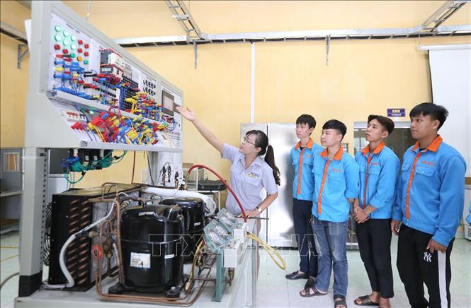 Trong ảnh: Lớp CĐ46ML1 nghề Kỹ thuật máy lạnh và điều hòa không khí của Trường Cao đẳng Cơ điện và Xây dựng Bắc Ninh. Ảnh: Anh Tuấn – TTXVN