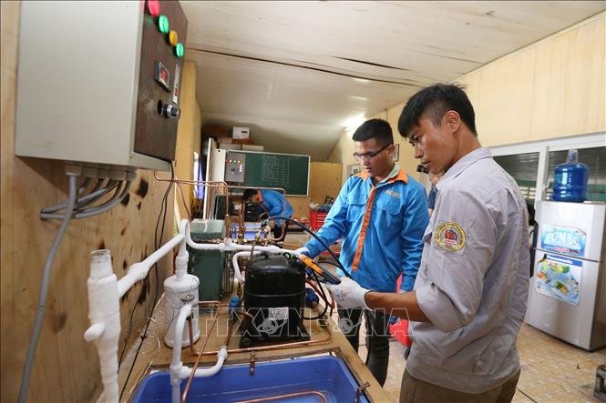 Trong ảnh: Luyện thi kỹ năng nghề quốc gia nghề Điện lạnh tại Trường Cao đẳng Cơ điện và Xây dựng Bắc Ninh. Ảnh: Anh Tuấn – TTXVN