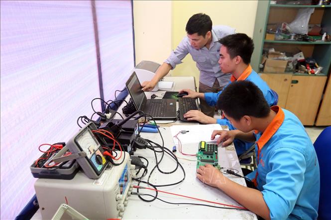 Trong ảnh: Luyện thi kỹ năng nghề quốc gia nghề Điện tử  tại Trường Cao đẳng Cơ điện và Xây dựng Bắc Ninh. Ảnh: Anh Tuấn – TTXVN