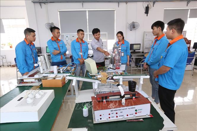 Trong ảnh: Lớp CĐ46ĐT2 học mô đun PLC ứng dụng làm các sản phẩm tại Trường Cao đẳng Cơ điện và Xây dựng Bắc Ninh. Ảnh: Anh Tuấn – TTXVN
