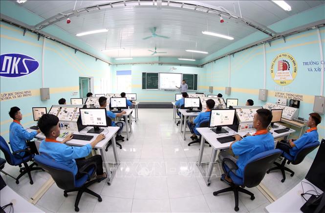 Trong ảnh: Lớp CĐ46Đ3 nghề Điện công nghiệp học mô đuun điều khiển lập trình cỡ nhỏ tại phòng học mô phỏng số hóa của Trường Cao đẳng Cơ điện và Xây dựng Bắc Ninh. Ảnh: Anh Tuấn – TTXVN