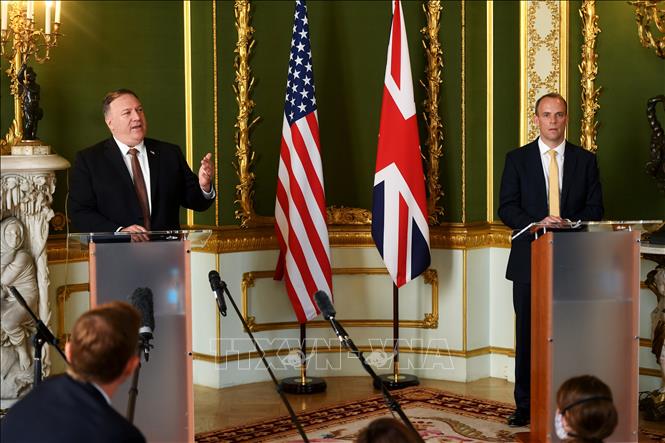 Trong ảnh: Ngoại trưởng Mỹ Mike Pompeo (trái) và Ngoại trưởng Anh Dominic Raab tại cuộc gặp ở London, Anh, ngày 21/7/2020. Ảnh: AFP/TTXVN