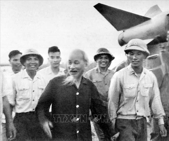 Trong ảnh: Chủ tịch Hồ Chí Minh đến thăm Tiểu đoàn 61 thuộc Trung đoàn tên lửa 236-Đoàn Tên lửa Sông Đà, ngày 26/8/1965 sau chiến thắng trận đầu của Bộ đội Tên lửa phòng không. Ảnh: TTXVN